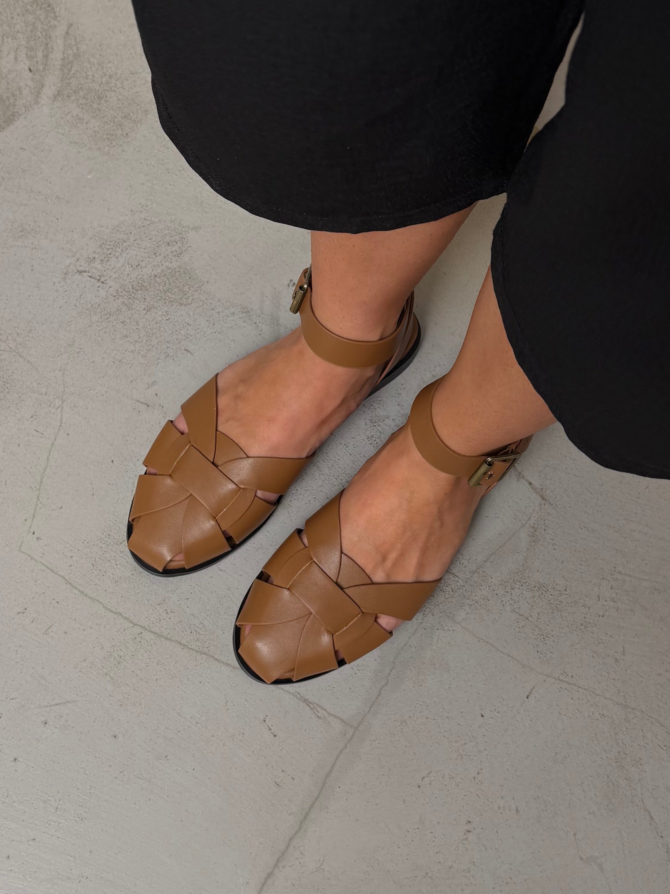 MIM Sandalia plana ODD CAMEL