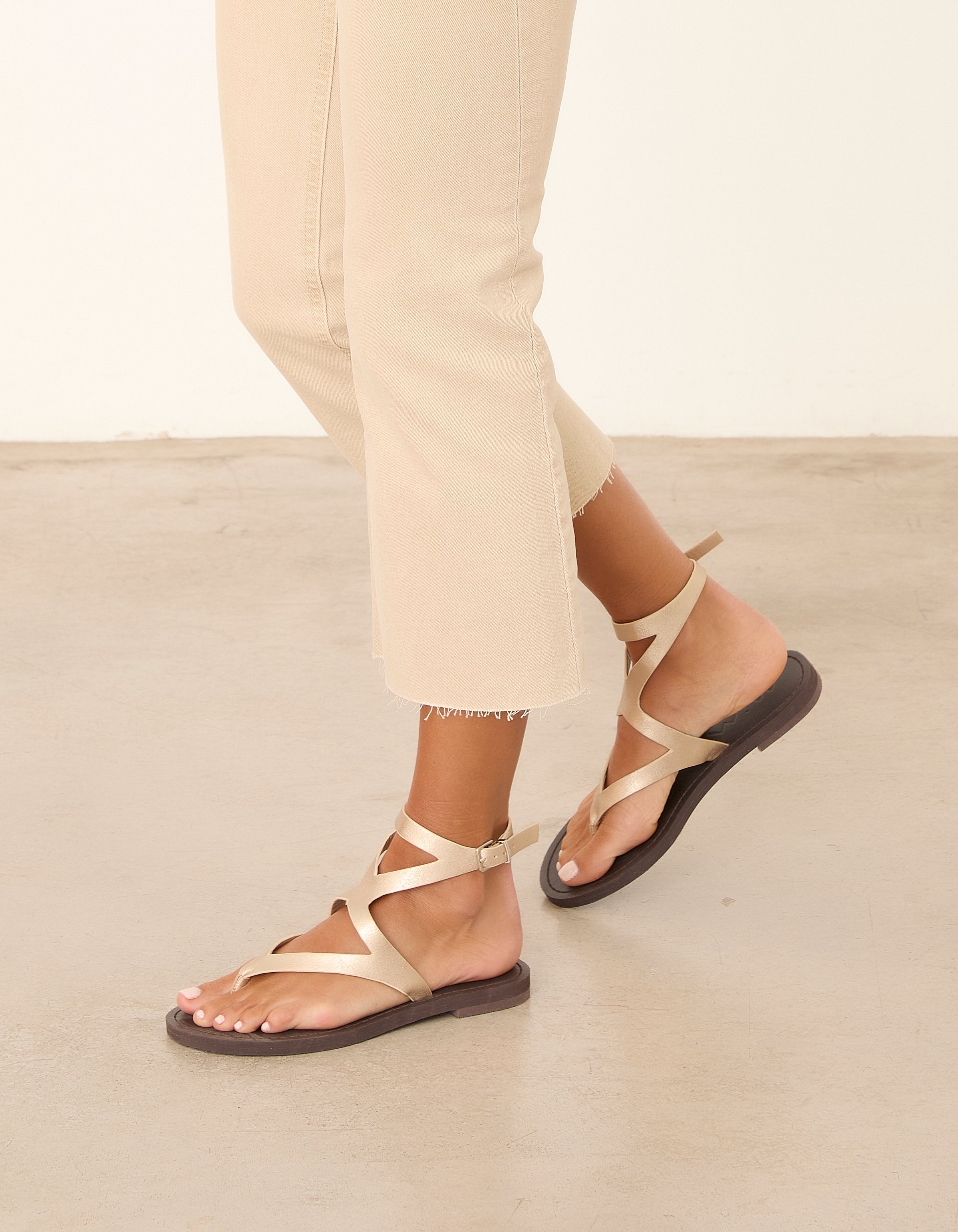 MIM Sandalia plana TERRI DORADO