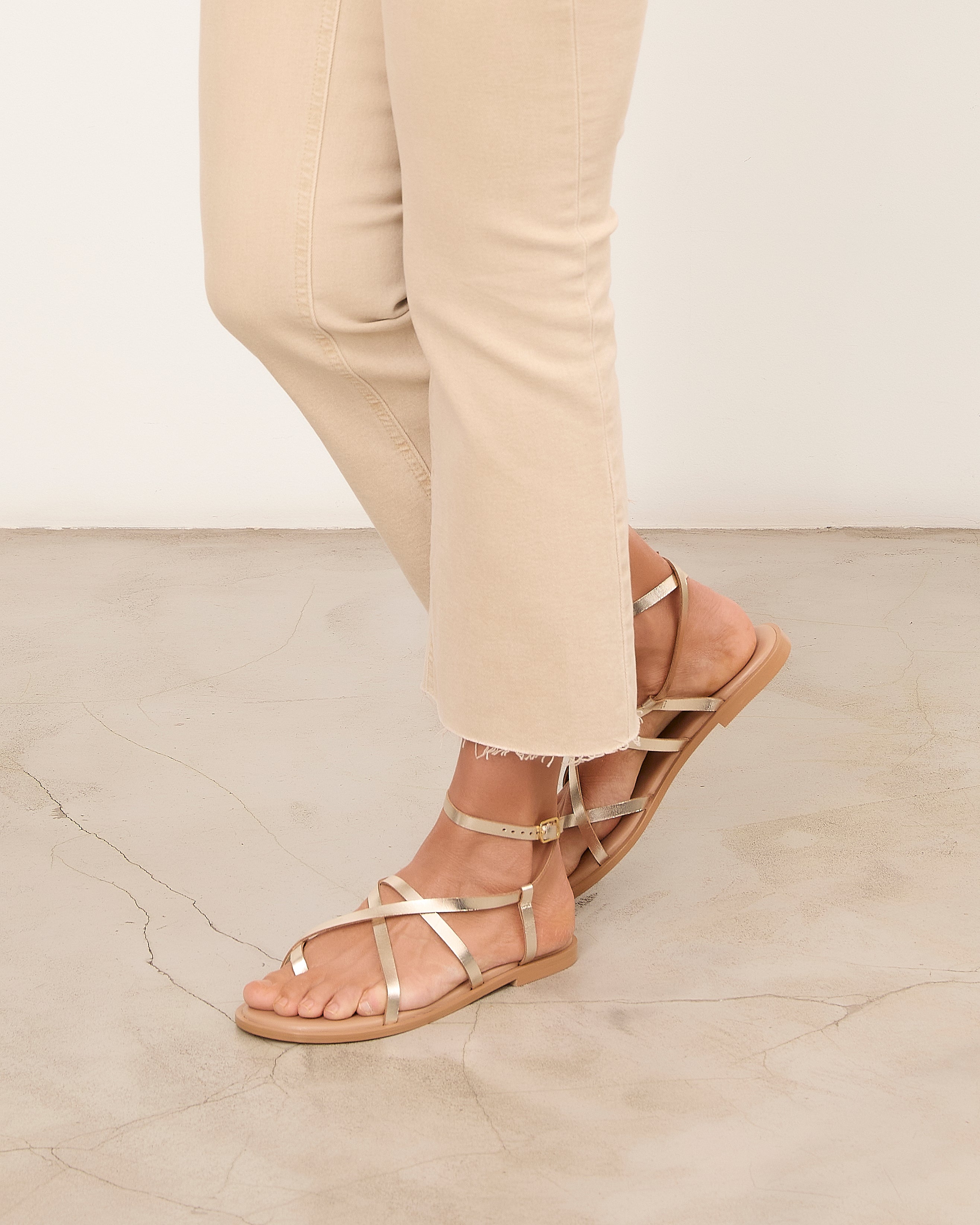 MIM Sandalia plana ZAYN DORADO