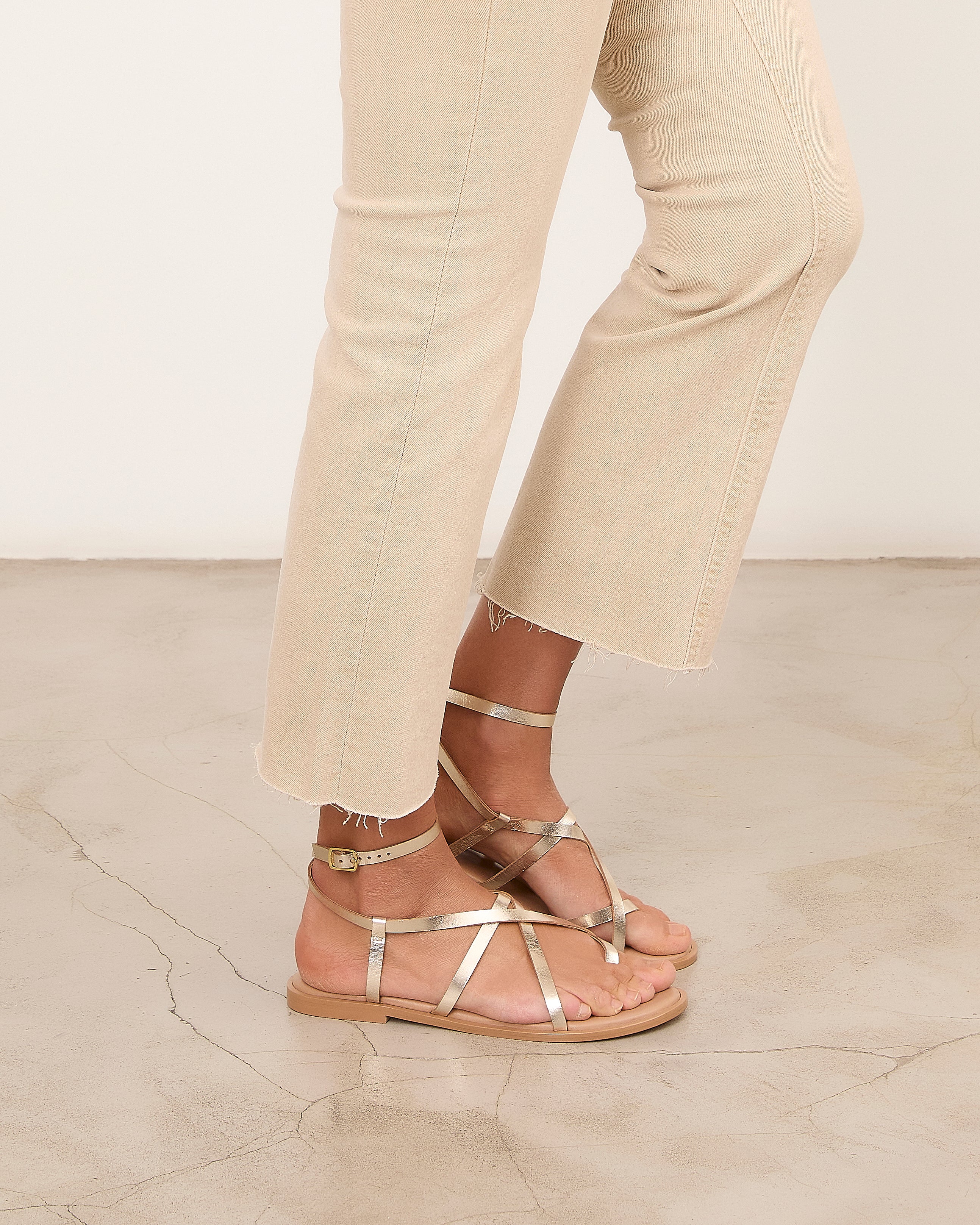 MIM Sandalia plana ZAYN DORADO