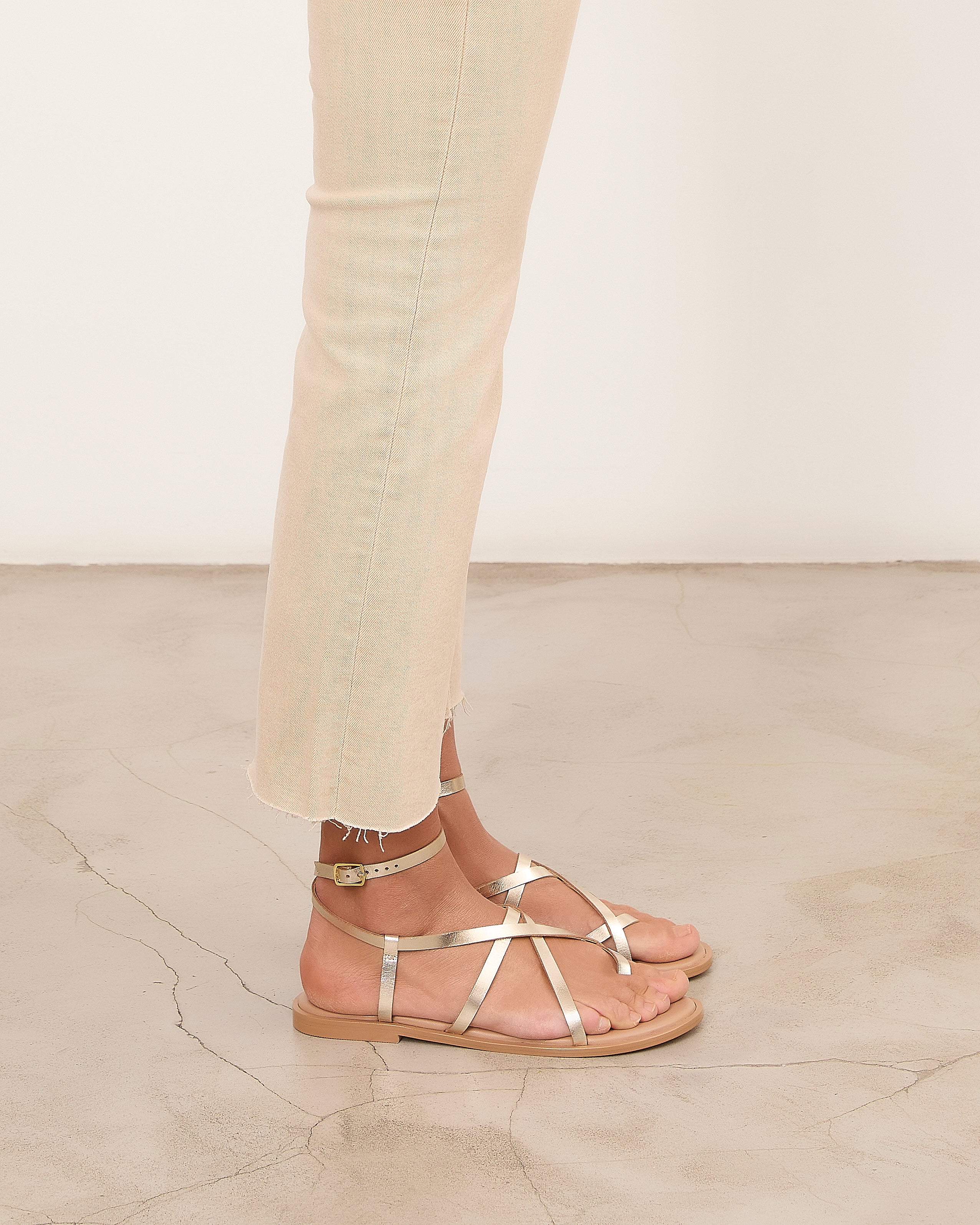 MIM Sandalia plana ZAYN DORADO