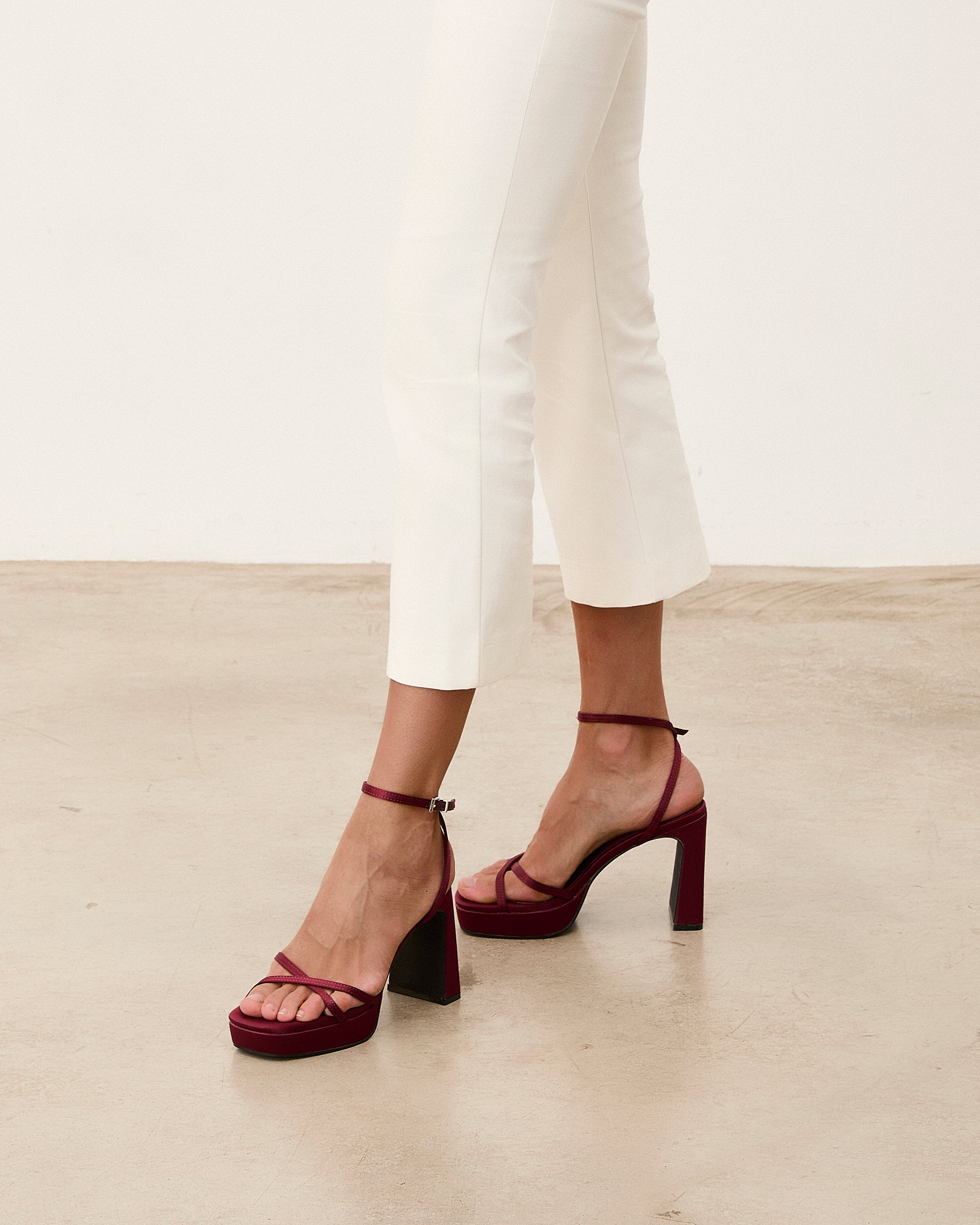 Mim shoes Sandalia de tacón GRETA BURDEOS SATIN