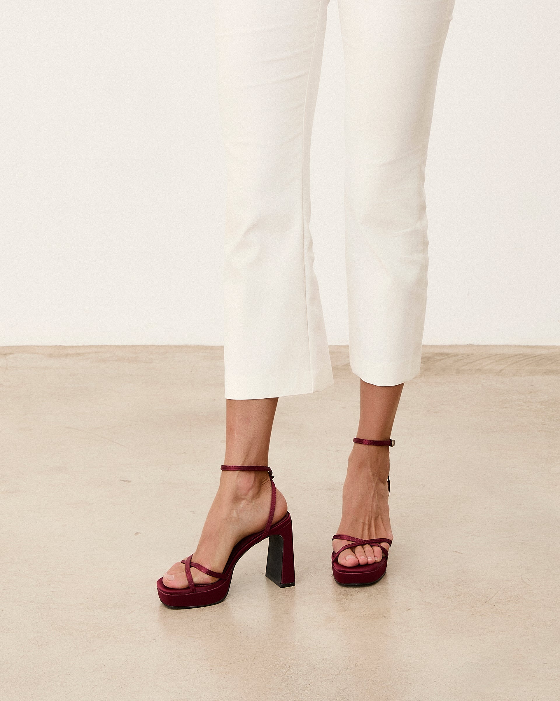 Mim shoes Sandalia de tacón GRETA BURDEOS SATIN