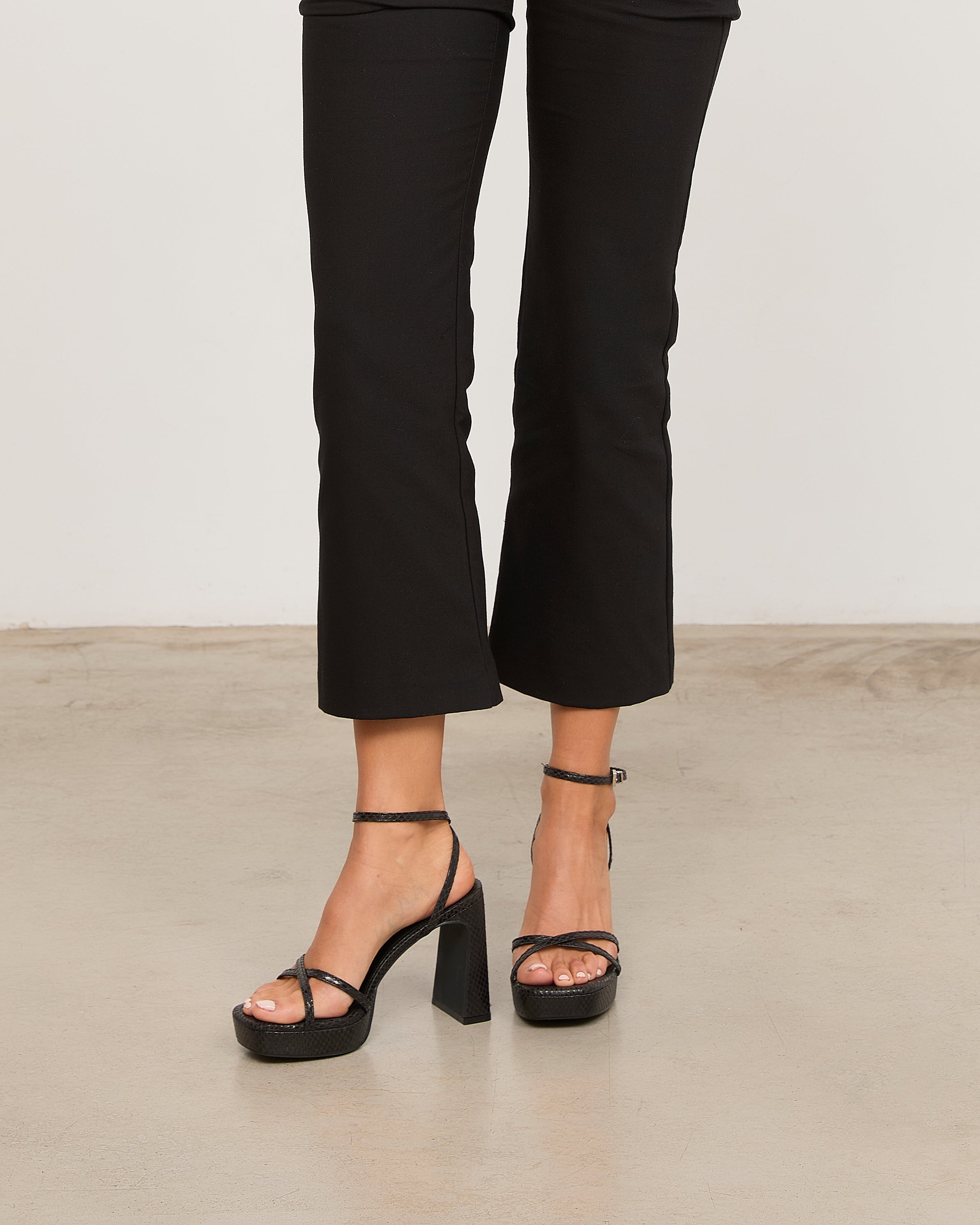 Mim shoes Sandalia de tacón GRETA NEGRO SNAKE