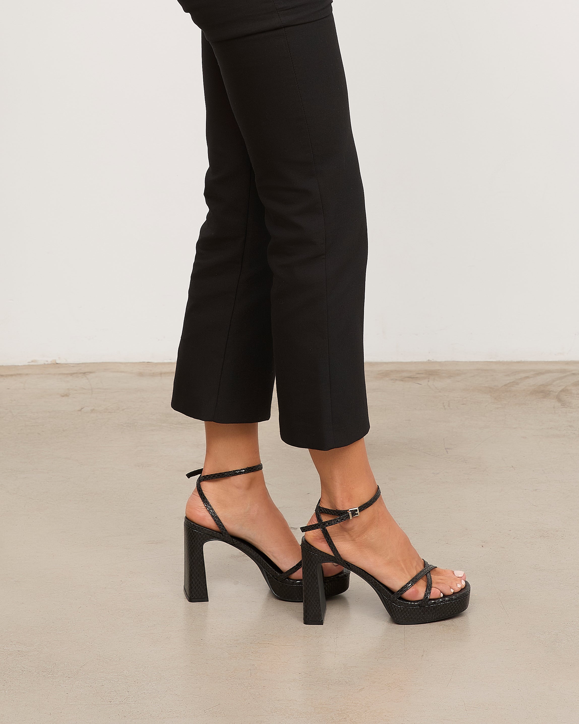 Mim shoes Sandalia de tacón GRETA NEGRO SNAKE