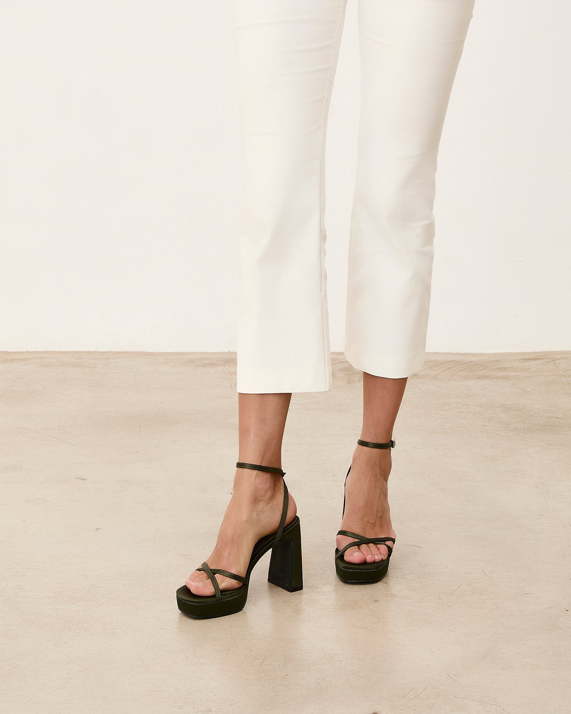 Mim shoes Sandalia de tacón GRETA OLIVA SATIN