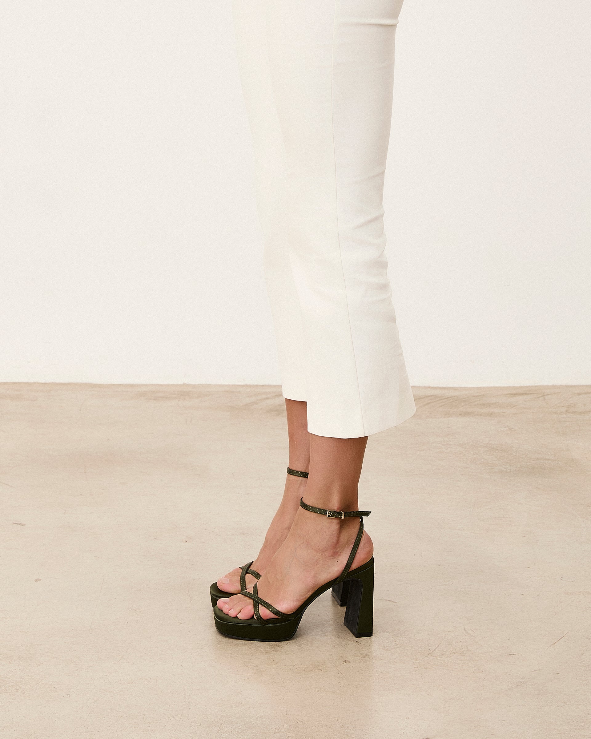 Mim shoes Sandalia de tacón GRETA OLIVA SATIN