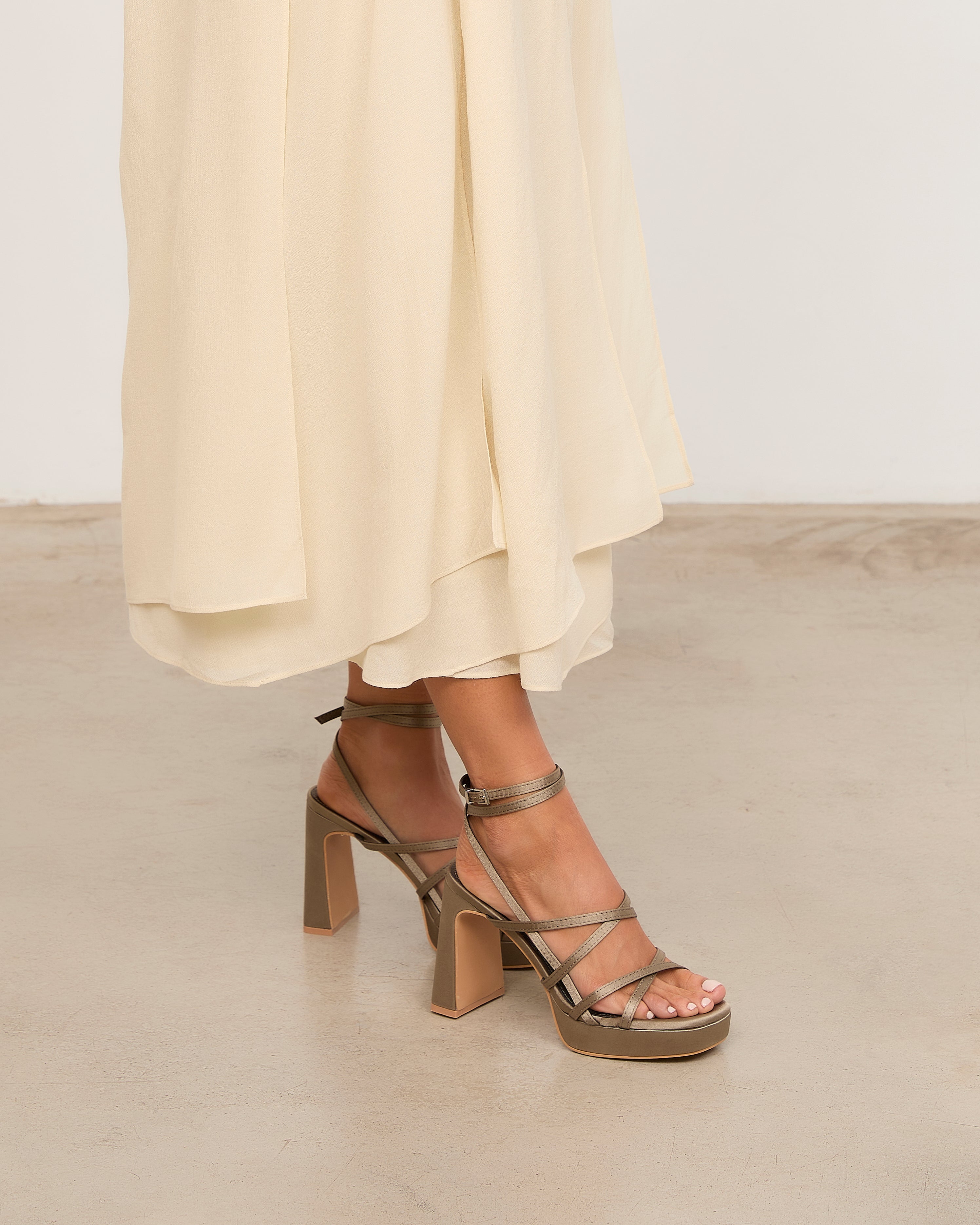 Mim shoes Sandalia de tacón NORI GRIS SATIN