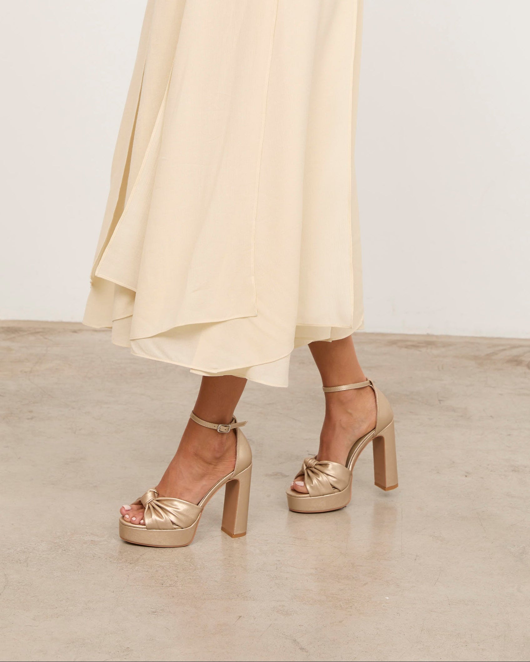 Mim shoes Sandalia de tacón OFE DORADO