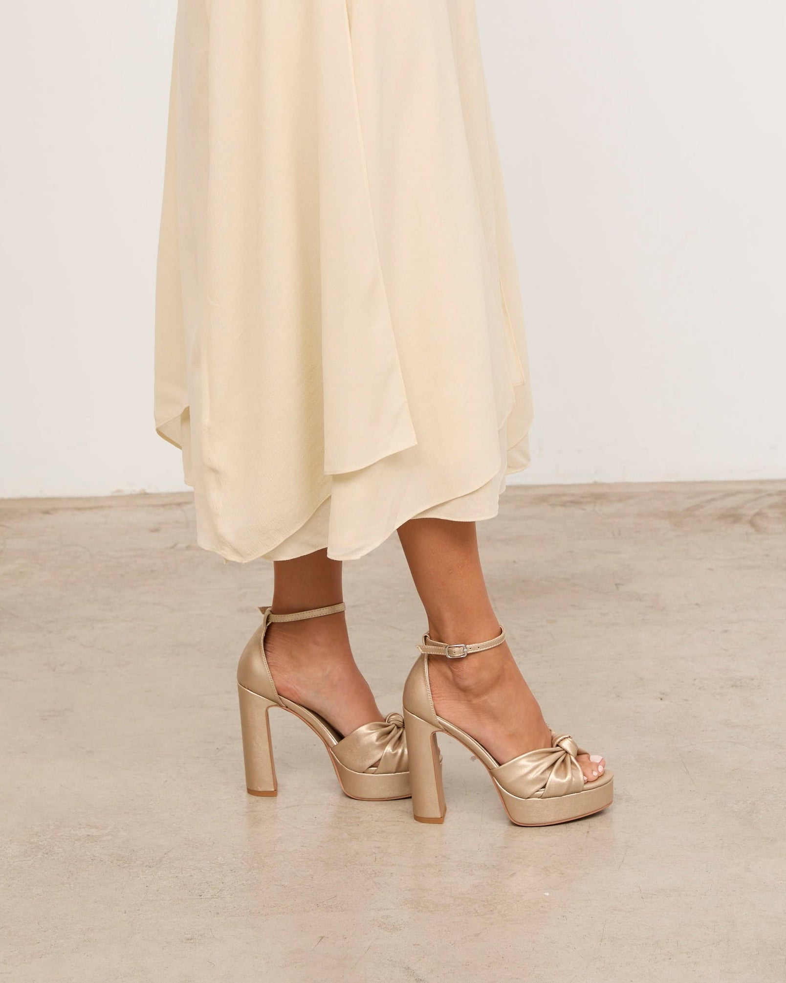 Mim shoes Sandalia de tacón OFE DORADO