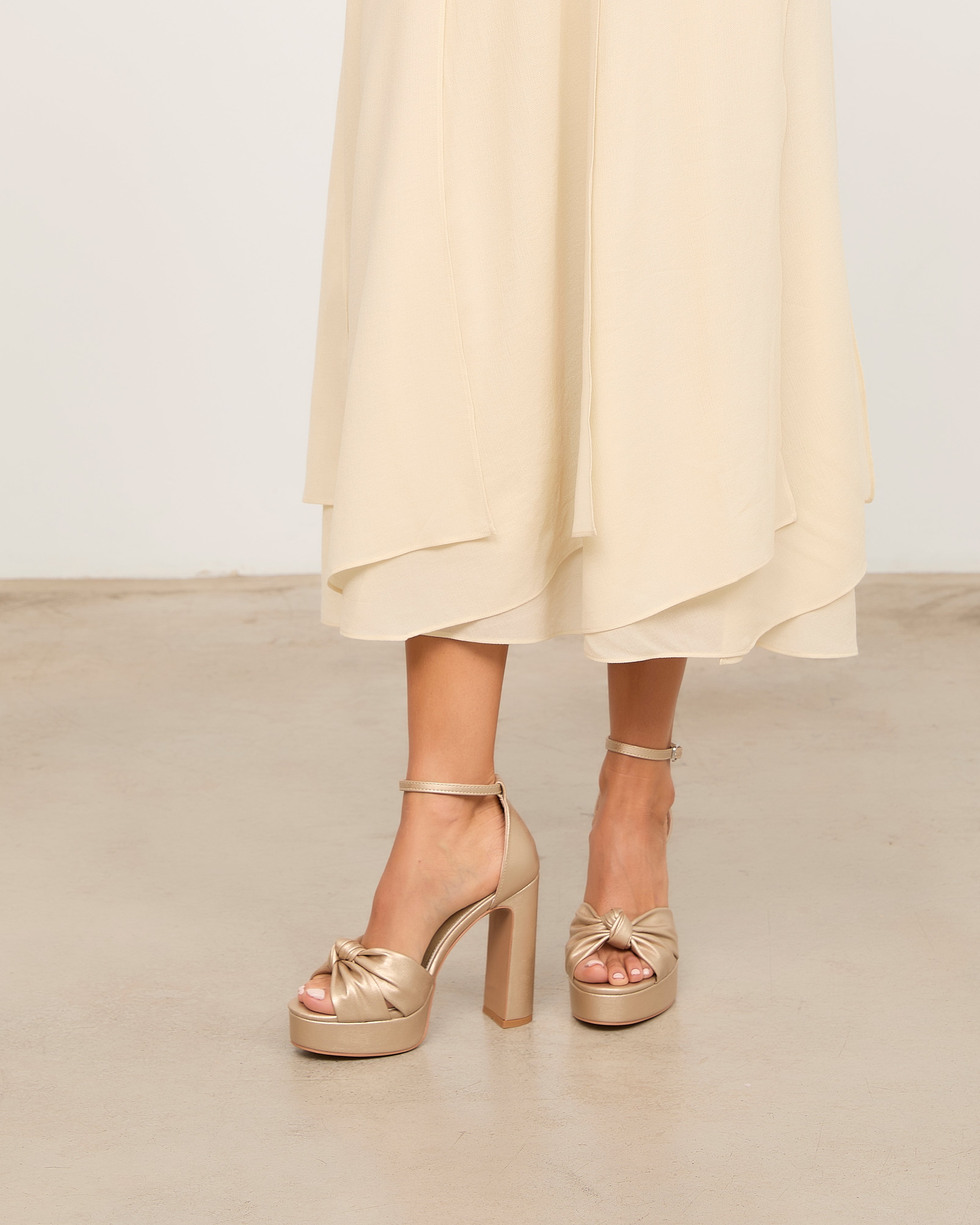 Mim shoes Sandalia de tacón OFE DORADO