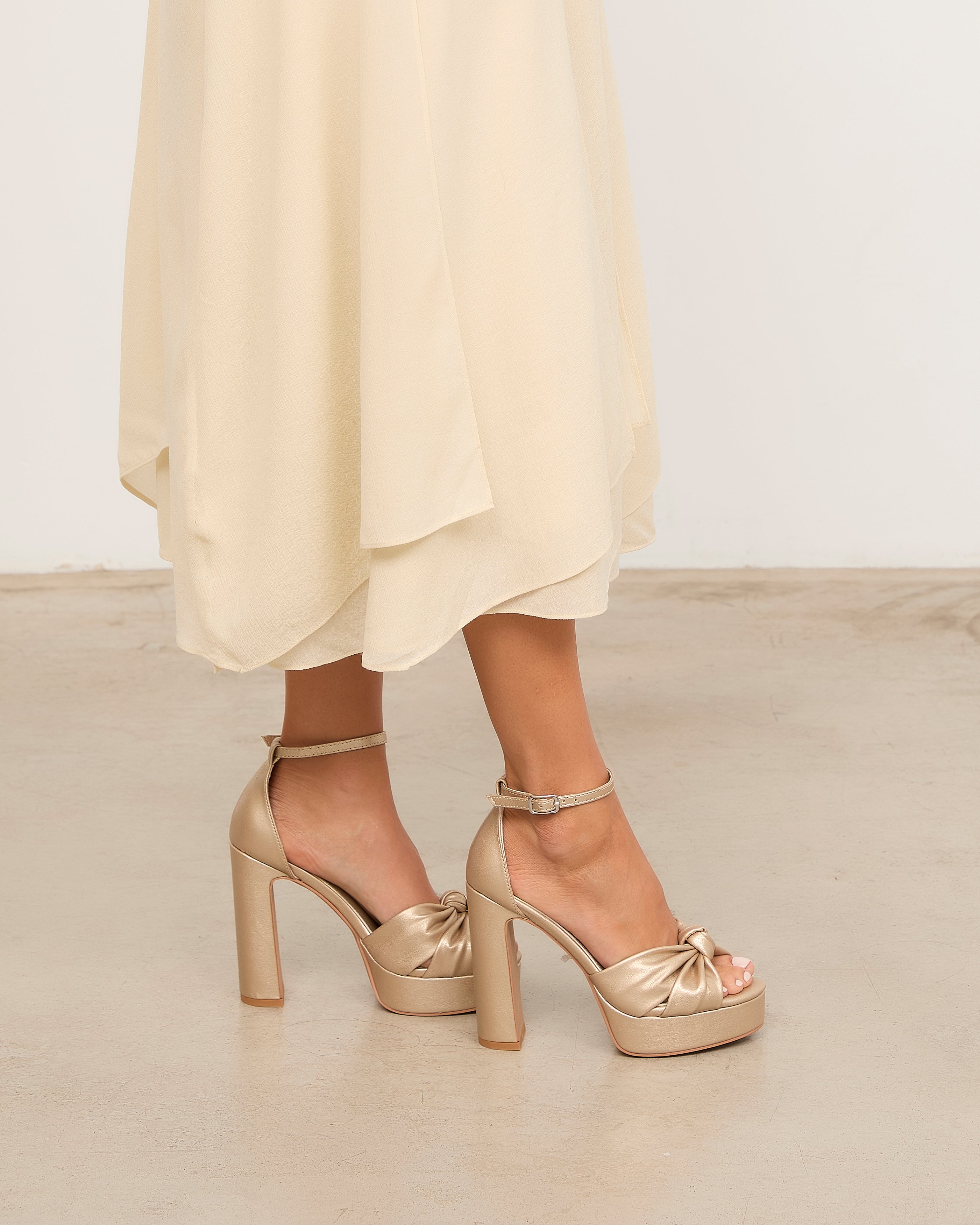 Mim shoes Sandalia de tacón OFE DORADO