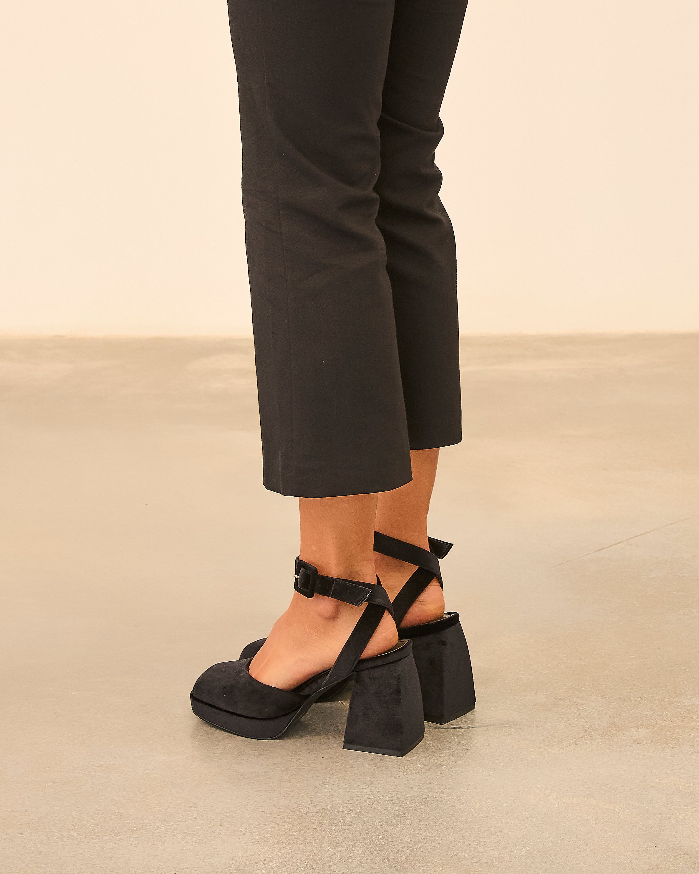 MIM Tacón Cerrado SURI NEGRO VELVET