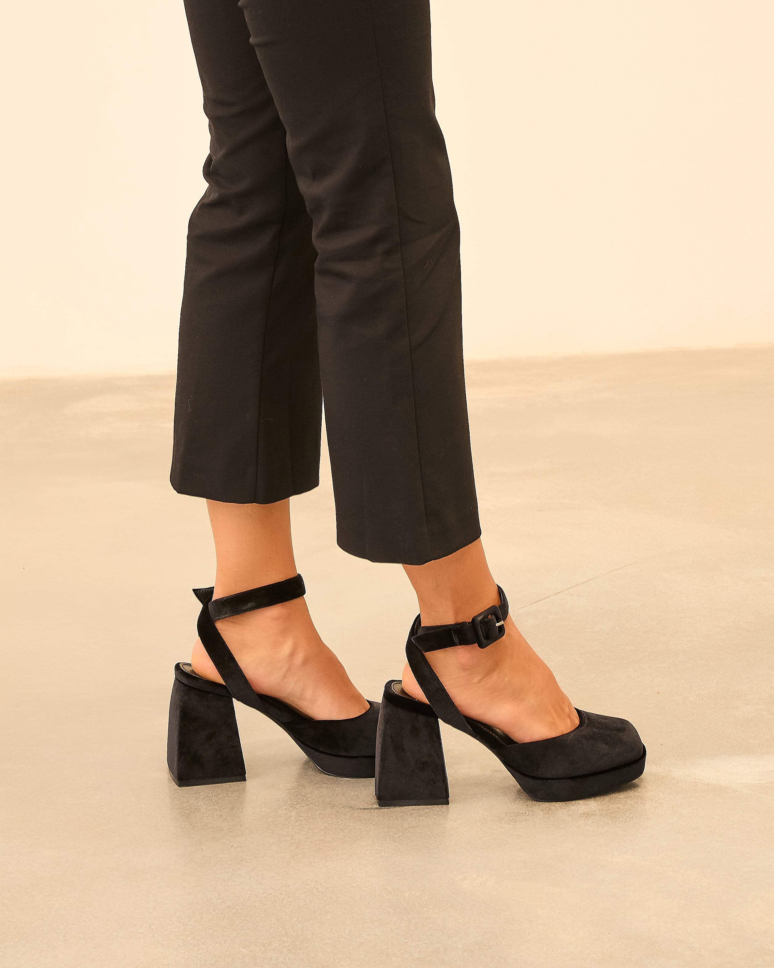 MIM Tacón Cerrado SURI NEGRO VELVET