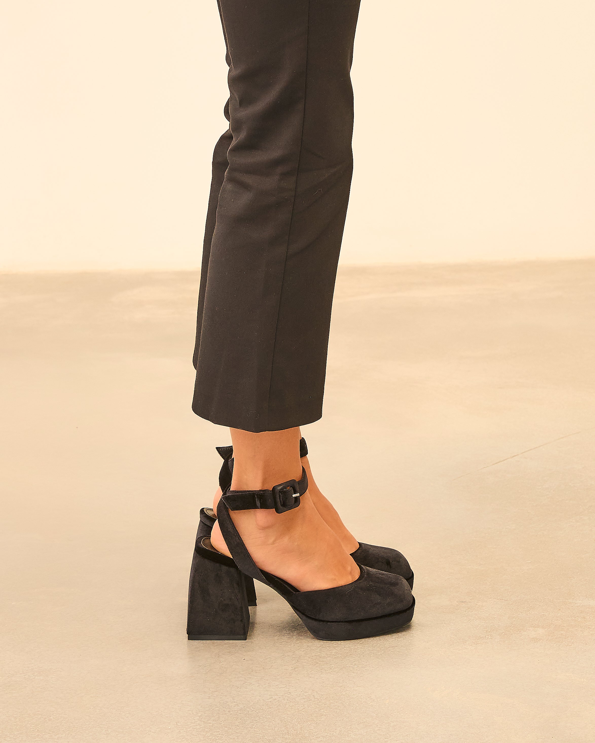 MIM Tacón Cerrado SURI NEGRO VELVET
